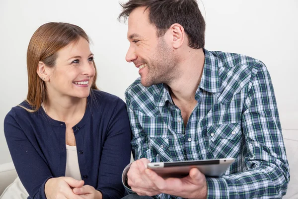 Pareja usando tableta digital — Foto de Stock