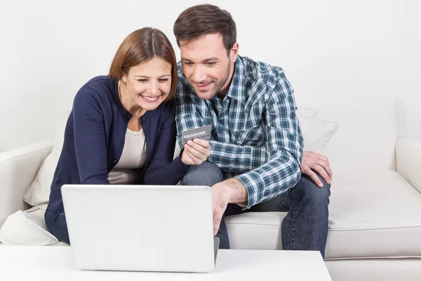 Ζευγάρι χρησιμοποιώντας τον υπολογιστή για να ψωνίσετε on-line — Φωτογραφία Αρχείου