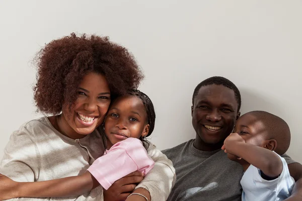 Família negra na cama — Fotografia de Stock