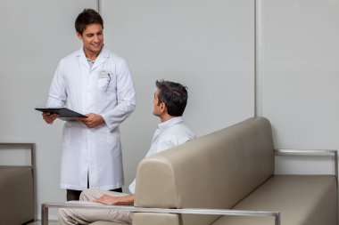 Göz doktoru hastayla konuşuyor