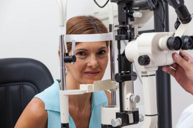 Çalışmalar yaparken göz doktoru