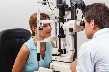 Çalışmalar yaparken göz doktoru