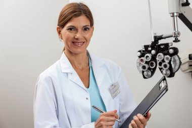 Ofiste çalışan göz doktoru