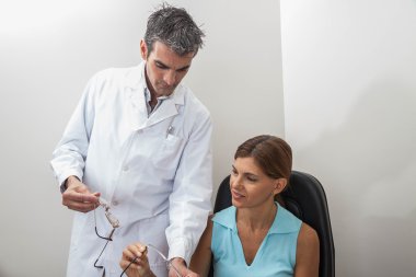 Gözlük gösterilen göz doktoru