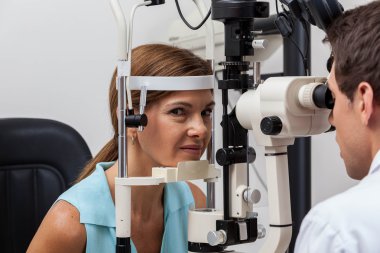 Çalışmalar yaparken göz doktoru