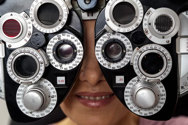 Augenarzt führt Tests durch — Stockfoto