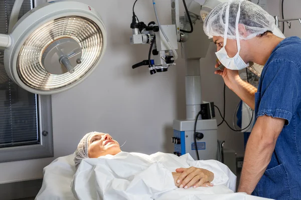 Офтальмолог чекає на операцію — стокове фото