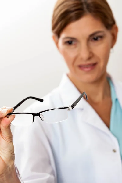 Lekarz patrząc na okulary — Zdjęcie stockowe
