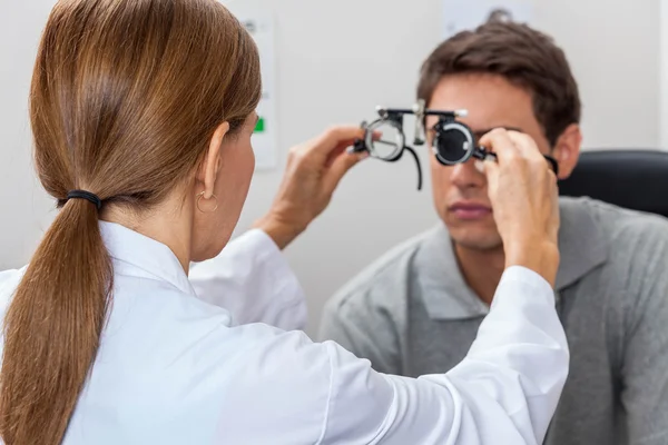특수 렌즈를 넣어 의사 — 스톡 사진