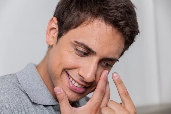 Hombre poniendo las lentes de contacto —  Fotos de Stock