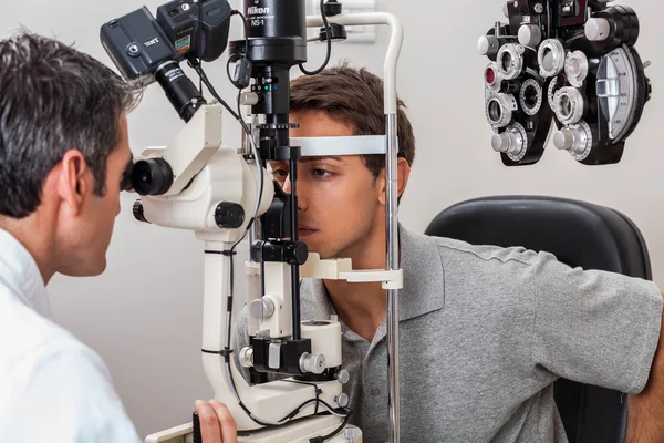 Médico examinando paciente — Fotografia de Stock