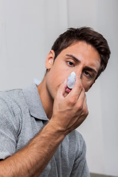 Hombre poniendo gotas para los ojos — Foto de Stock