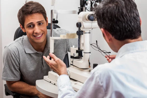 Een man die naar de dokter luistert — Stockfoto