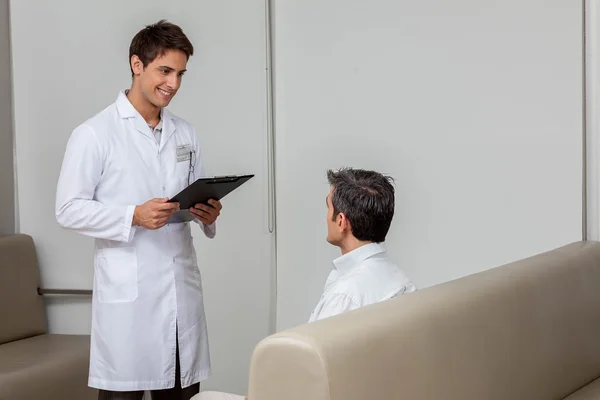 Οφθαλμίατρος και ασθενής μιλώντας στην κλινική — Φωτογραφία Αρχείου