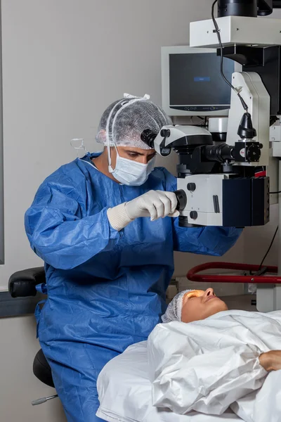 Офтальмолог проверяет глаза — стоковое фото