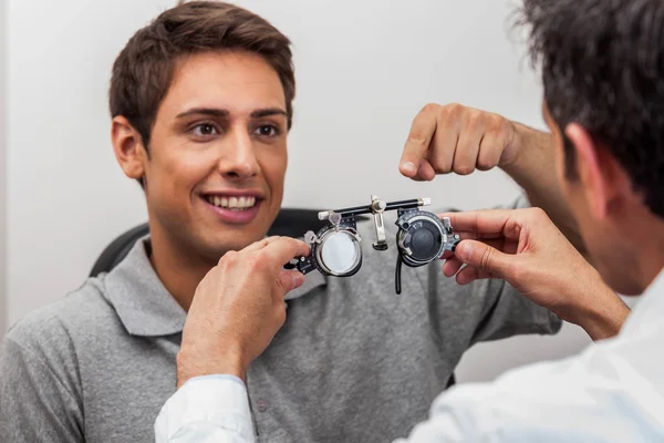 Patient schaut auf die Brille — Stockfoto