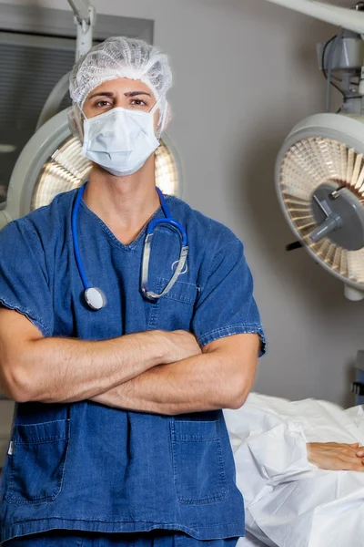 Dokter kijkt naar camera — Stockfoto