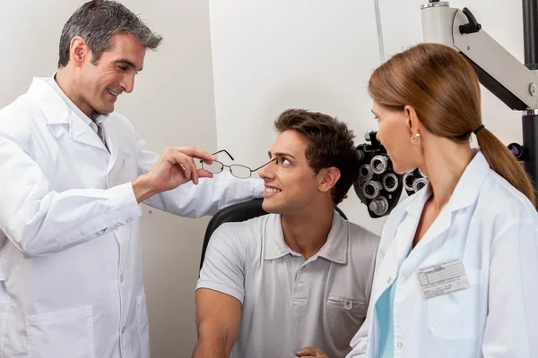 Doktorlar gözlük gösterilen