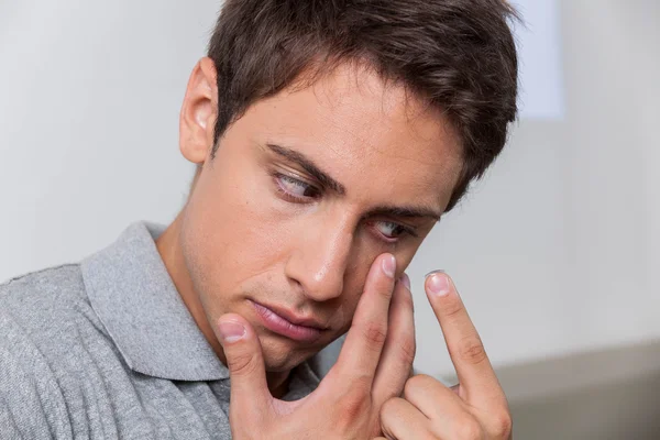 Uomo che mette le lenti a contatto — Foto Stock