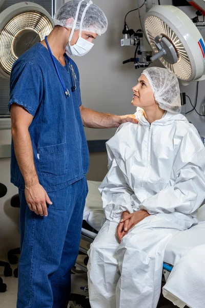 Médico conversando com o paciente — Fotografia de Stock