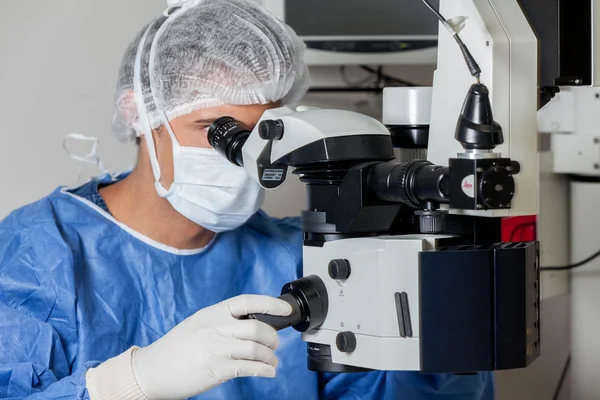 Oogarts controleren van de ogen — Stockfoto