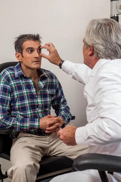 眼科医の目の検査 — ストック写真