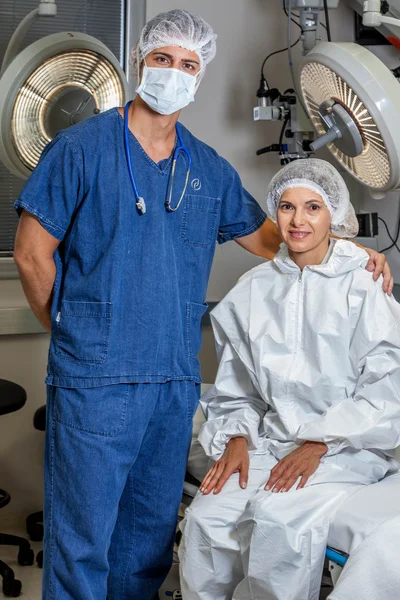 Médico e paciente olhando para a câmera — Fotografia de Stock