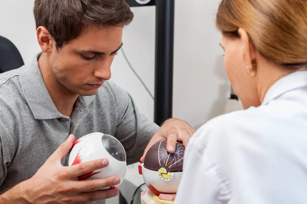 Doctor explicando sobre el ojo — Foto de Stock