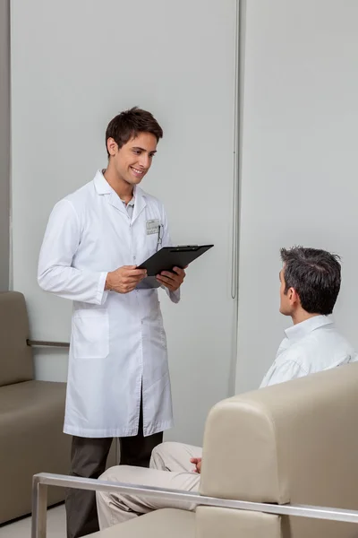 Augenarzt und Patient im Gespräch in der Klinik — Stockfoto