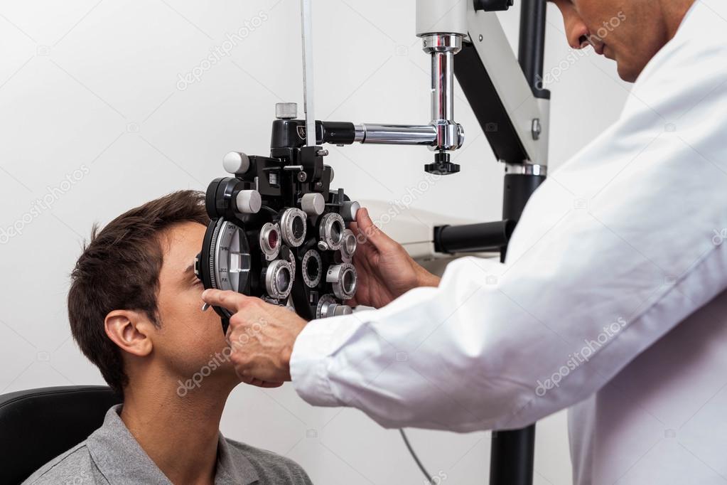 patient looking through the keratometer