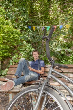 genç adam tablet kullanma