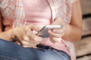 Telefonu kullanan kadın.