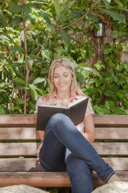 güzel kadın bir kitap okuma