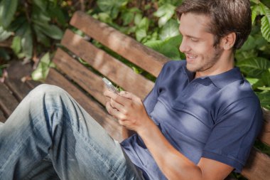Bir cep telefonu kullanan adam