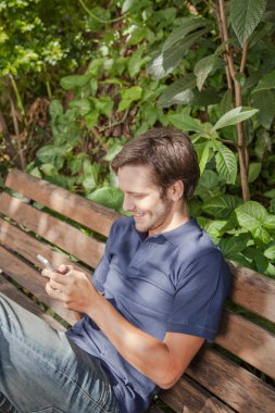 Bir cep telefonu kullanan adam