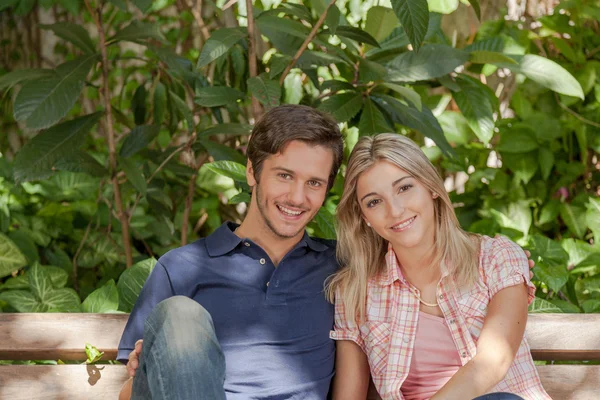 Couple assis sur le banc — Photo