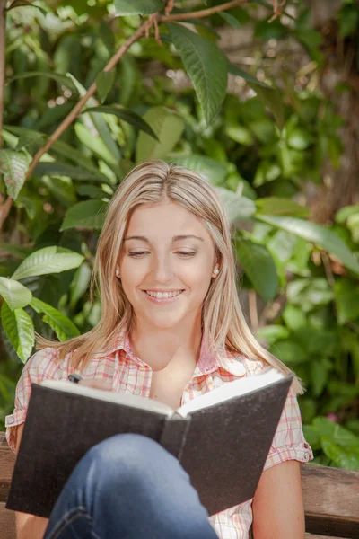 Vacker kvinna läser en bok — Stockfoto