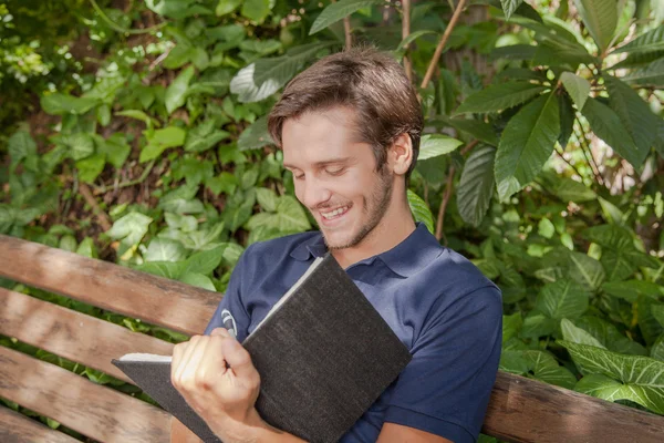 Man schrijven in het park — Stockfoto