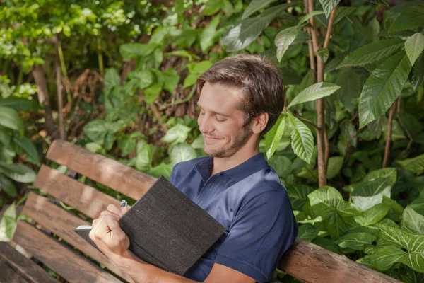 Uomo che scrive nel parco — Foto Stock