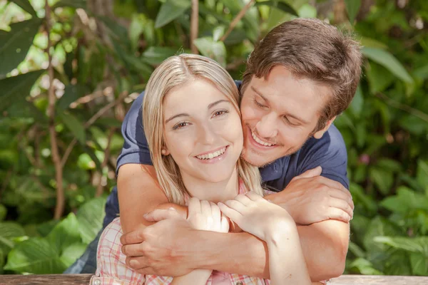 Pareja joven enamorada —  Fotos de Stock