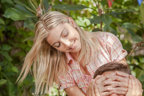 Kvinnan ger överraskning — Stockfoto