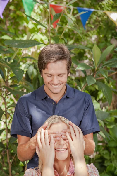 Uomo dando una sorpresa — Foto Stock