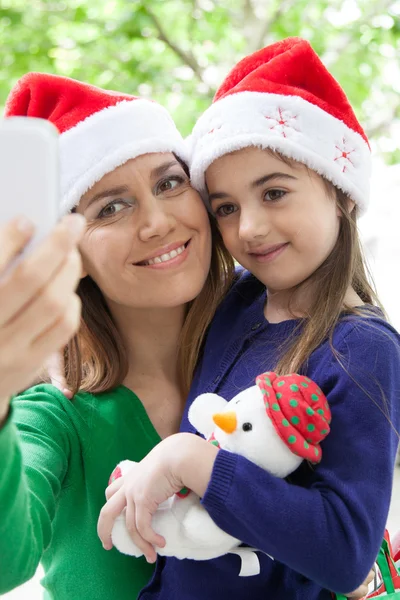 Mother and daughter taking a photo — Stock Photo, Image