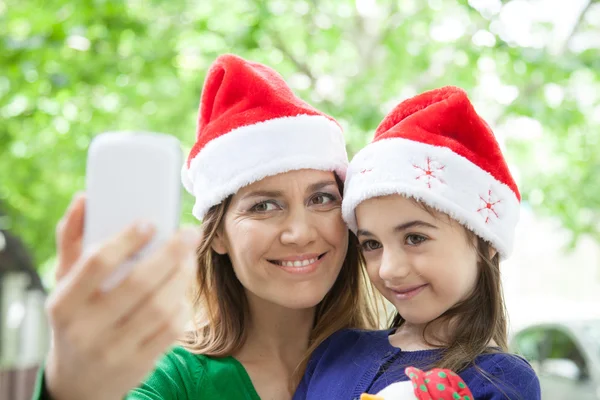 Mother and daughter taking a photo — Stock Photo, Image