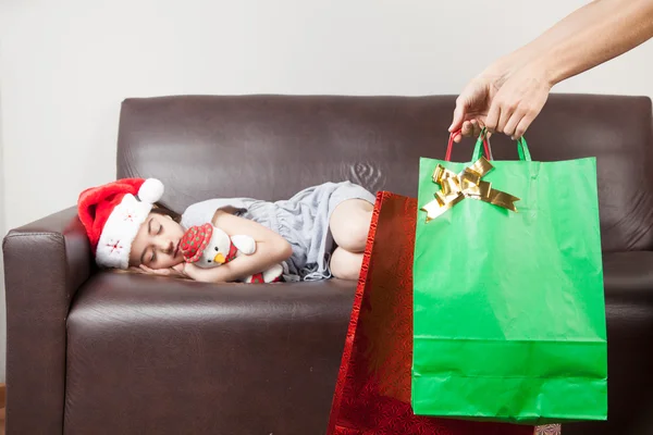 Meisje viel in slaap wachten voor Kerstmis — Stockfoto
