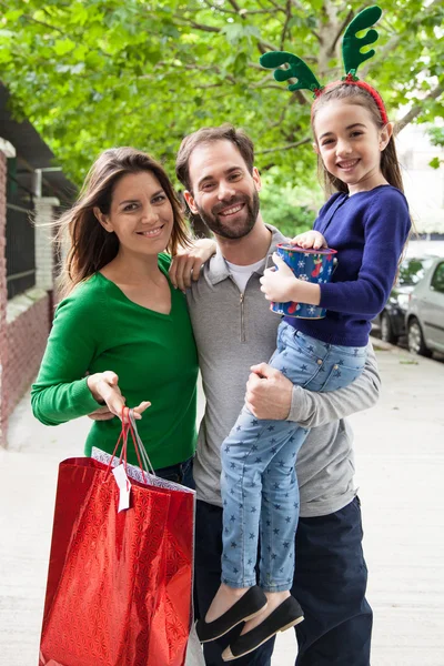 Rodina nakupovat na Vánoce — Stock fotografie