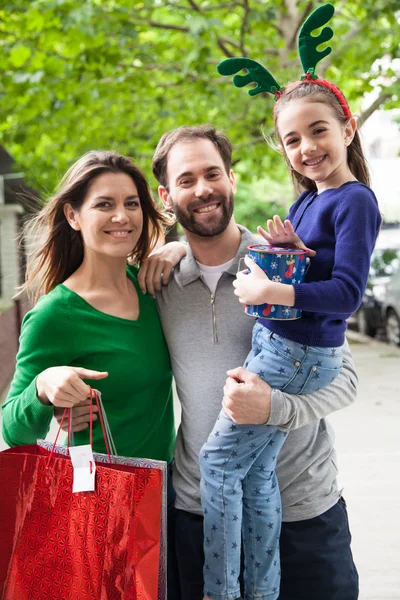 Familie winkelen voor Kerstmis — Stockfoto