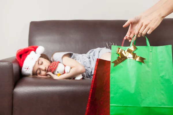 Meisje viel in slaap wachten voor Kerstmis — Stockfoto