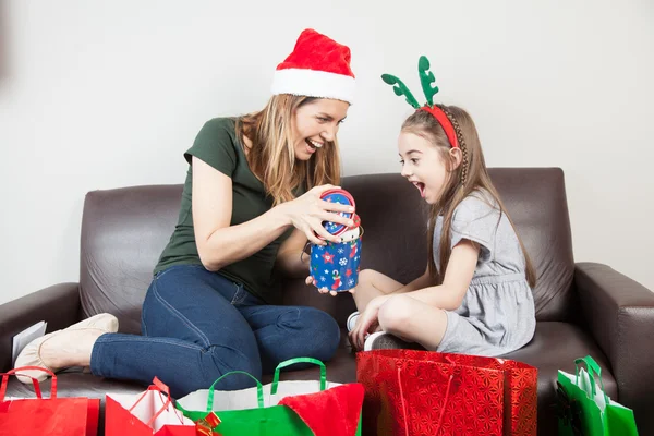 Mother and daughter opening gifts — Stock Photo, Image