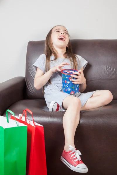 Meisje openen een gift van Kerstmis — Stockfoto